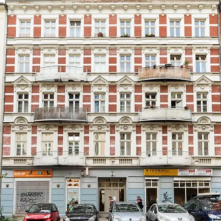 2br 2bthrms High Ceilings Brick Walls Style Apartm Apartment
